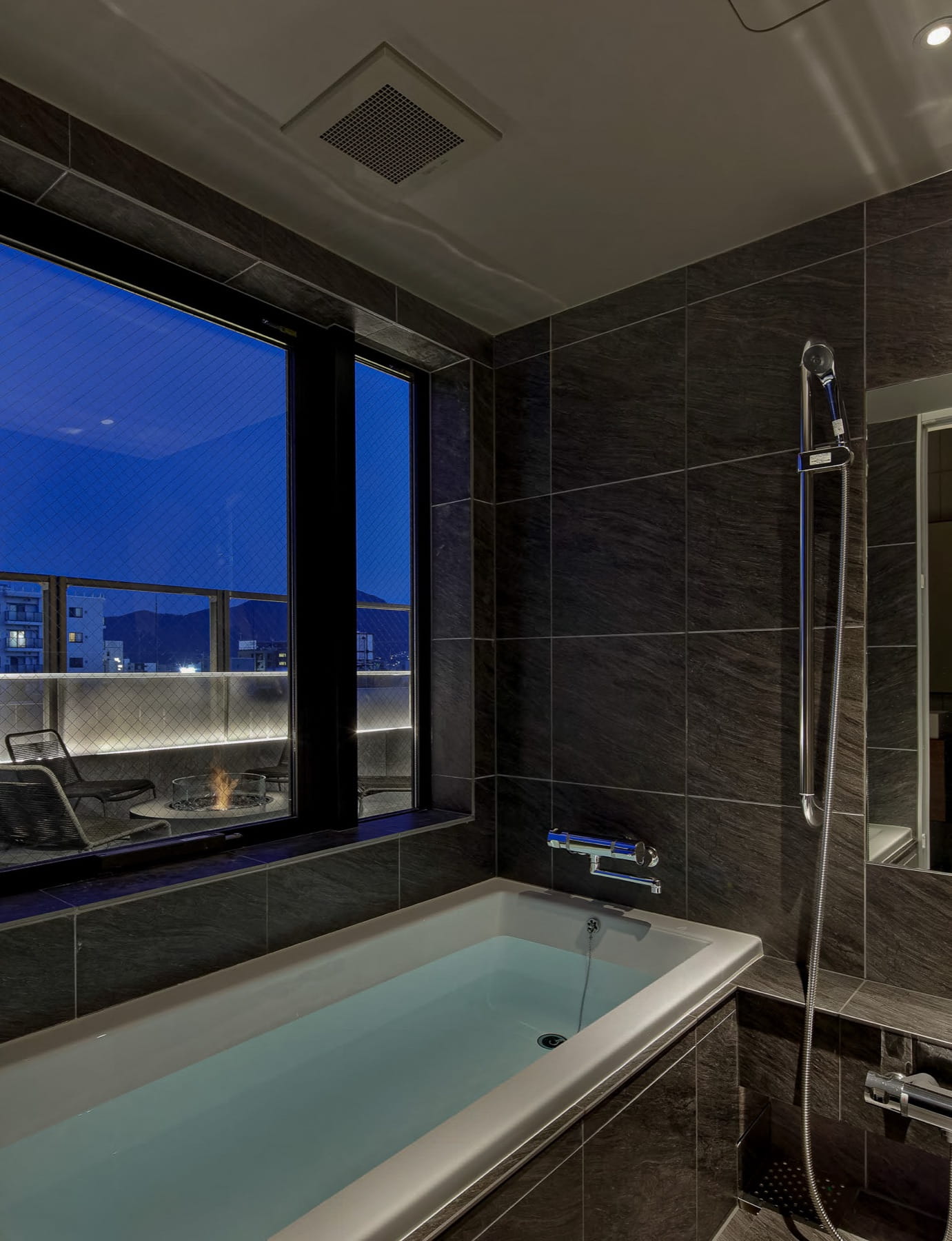 Penthouse Suite bathroom with city view