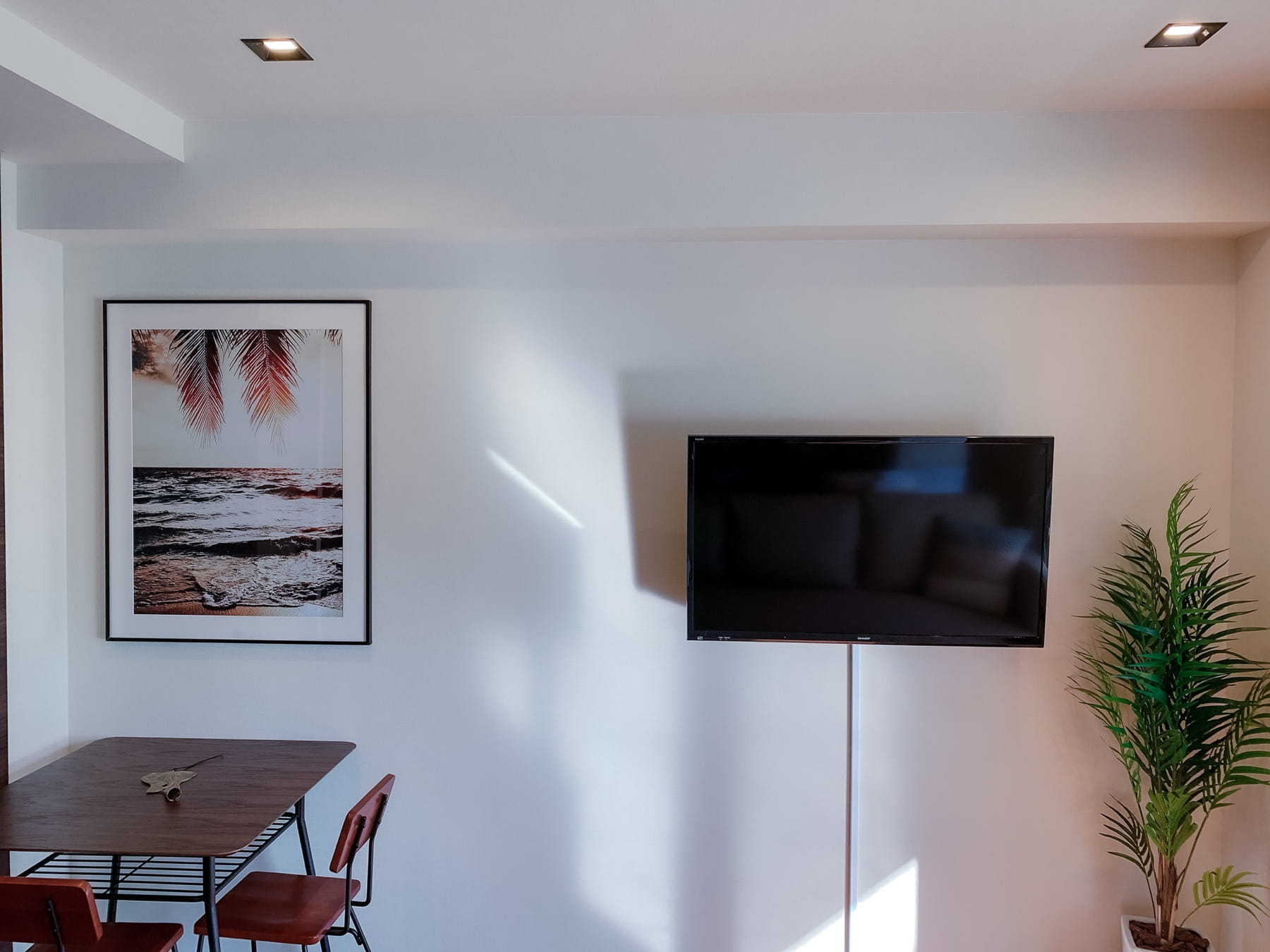 Tokyo hotel art and dining area